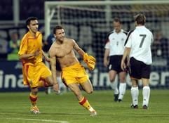 Der rumänische Spieler Razvan Rat (2.v.l.) freut sich über seinen Treffer zum 2:0 mit Adrian Inecsi (l.). Rechts die deutschen Spieler Fabian Ernst und Torsten Frings (r.). (Foto: dpa)