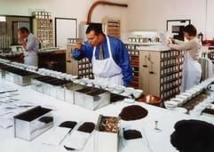 Ein Tee-Verkoster bei der Gebrüder Wollenhaupt GmbH in Hamburg. Einst als Allheilmittel aus Omas Rezeptkiste angesehen, hält Tee mittlerweile Einzug in die Szene-Bars. (Foto: dpa)