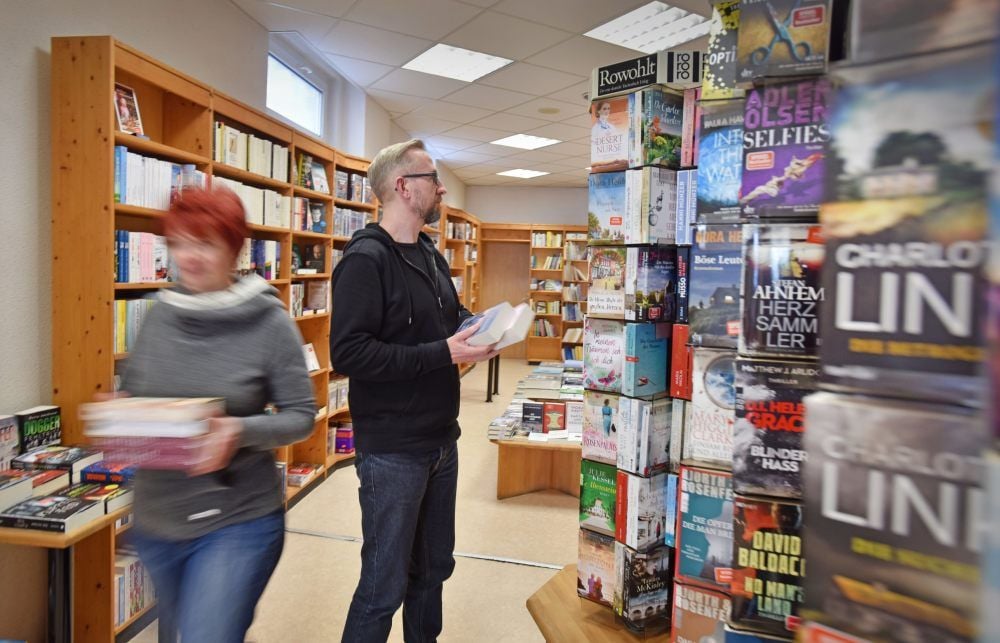 Jens Kubitschek (re.) und Silke Gobert frischen in der Bitterfelder Buchhandlung Krommer die Bestände auf. Das Geschäft hat normal geöffnet.
