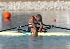 Ausgelaugt und enttäuscht saß Marcel Hacker im Boot, nachdem er den Endlauf von Athen verpasst hatte. (Foto: dpa)