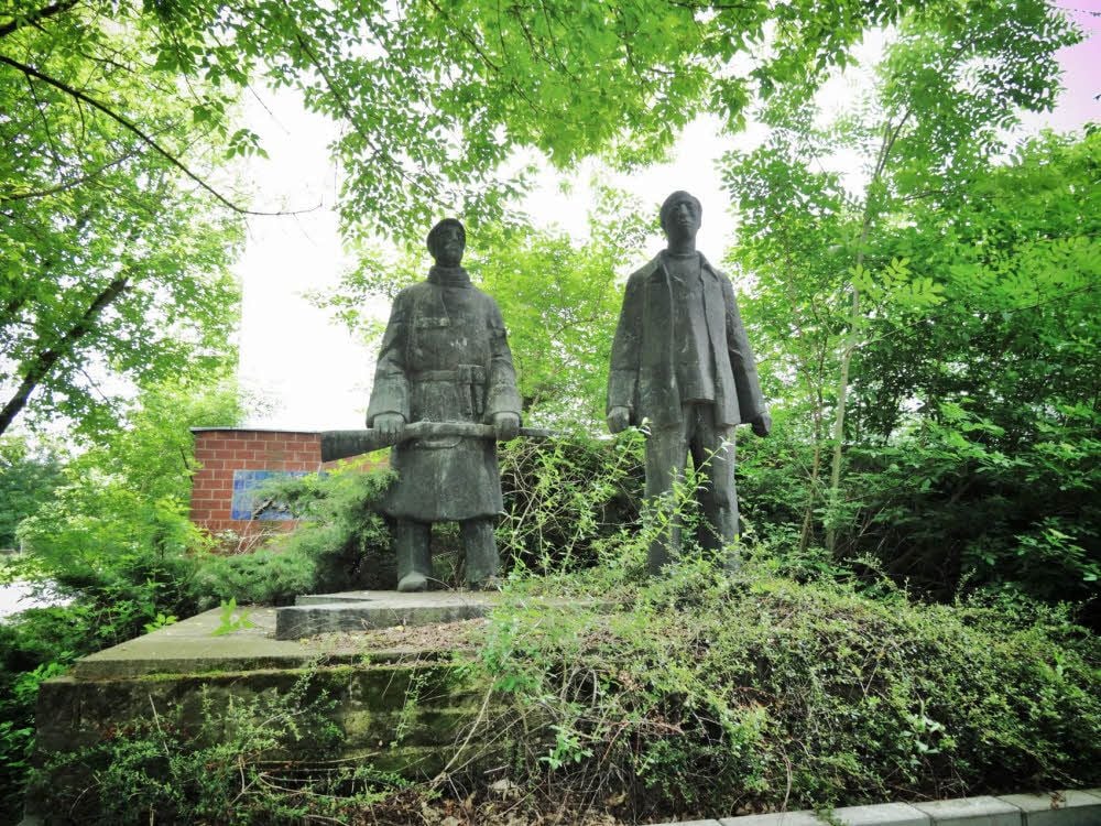 Zwei Figuren des halleschen Bildhauers Gerhard Geyer standen bis vor kurzem am Gimritzer Damm.