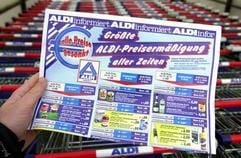 Aldi-Prospekt mit Sonderangeboten in einer Zeitung. Die Gründer des Lebensmitteldiscounters Aldi,Karl und Theo Albrecht, sind auch in diesem Jahr die mit großemAbstand reichsten Deutschen. (Foto: dpa)