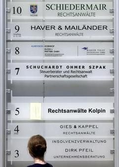 Da Bild zeigt Türschilder an einem Bürogebäude, in dem Rechtsanwälte sowie Steuer- und Unternehmensberater ihren Sitz haben. (Foto: dpa)