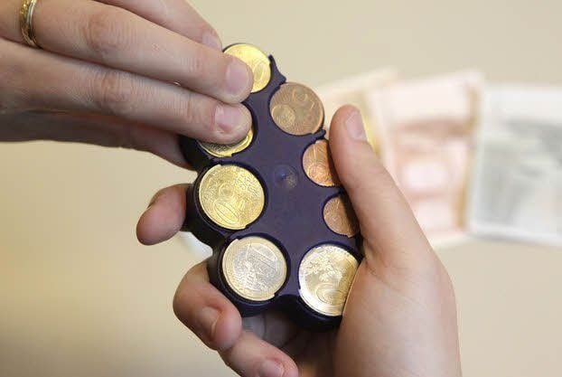 Kleine Hilfen zu machen, werden zahlreiche technische Hilfsmittel angeboten, die bedienfreundlich sind. Mithilfe eines Münzsortierers können Sehbehinderte Euro-Münzen sicher aufbewahren und einfach und schnell erkennen.