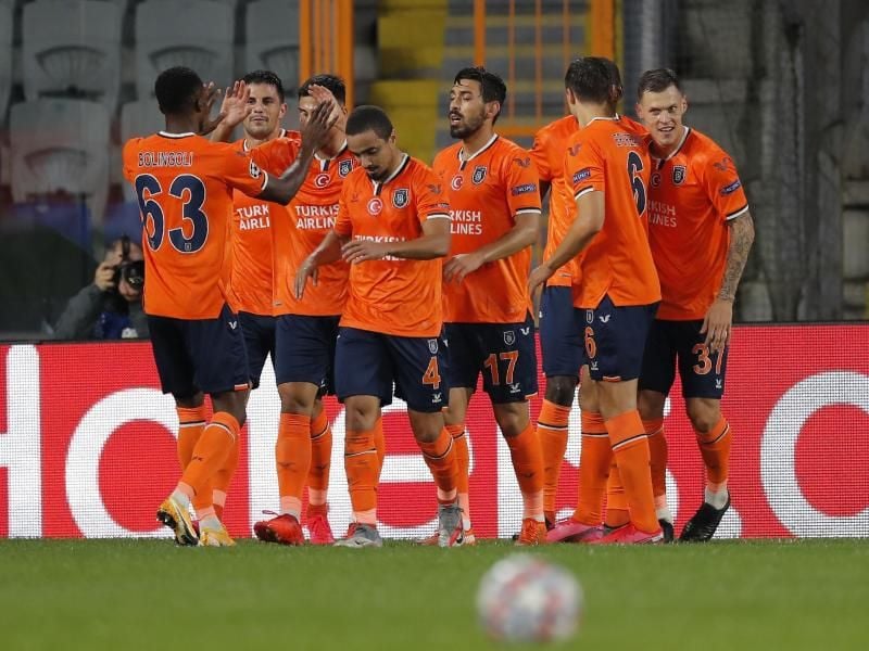 Die Spieler von Basaksehir Istanbul feiern die Führung im Spiel gegen Manchester United. Foto: Uncredited/AP/dpa