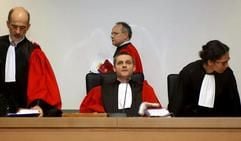 Gerichtspräsident Eric Marechal (M.) und die Richter nehmen zu Beginn des größten Kinderschänderprozesses der französischen Justizgeschichte im westfranzösischen Angers ihre Plätze ein. (Archivfoto: dpa)
