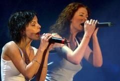 Das russische Mädchen-Duo t.A.T.u tritt bei der TV-Sendung "Wetten, dass...?" in der Luzerner Eissporthalle auf. Mit t.A.T.u wird beim Grad Prix Eurovision am Samstag (24.05.2003) im lettischen Riga wieder ein internationaler Top-Act antreten. Das Girlie-Duo steht exemplarisch dafür, wie sich der Grand Prix international in den vergangenen Jahren vom Schlagerwettbewerb zu einer Popshow gewandelt hat. (Foto: dpa)