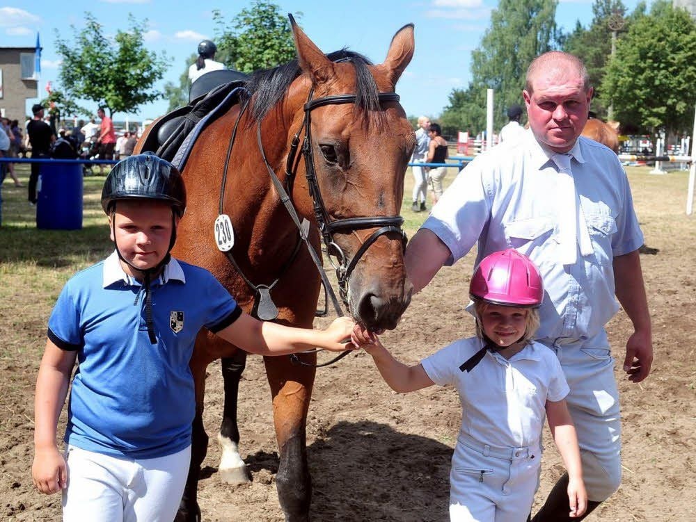 Familie Kwiatkowski auf dem Reitplatz in Cobbelsdorf