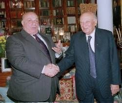 Glafkos Klerides (r.) und Rauf Denktasch (l.)
