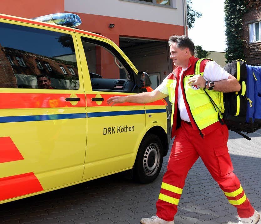 Notarzt Trommler auf dem Weg zum Rettungswagen.
