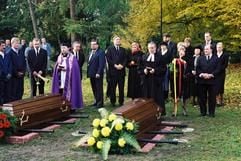 Eine Beerdigungsszene aus dem Film «Unkenrufe». Der Film basiert auf der gleichnamigen Erzählung des Literatur-Nobelpreisträgers Günter Grass. (Foto: dpa)