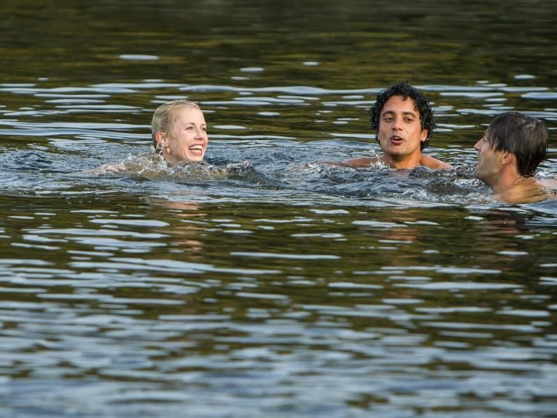 Noch hat Charlotte (Christine Eixenberger, l) sich für keinen der Jungs entschieden. Hakim (Omar El-Saeidi, M) und Noah (Franz Dinda, r) geben alles um ihr zu gefallen. Foto: Daniela Incoronato/ZDF/dpa