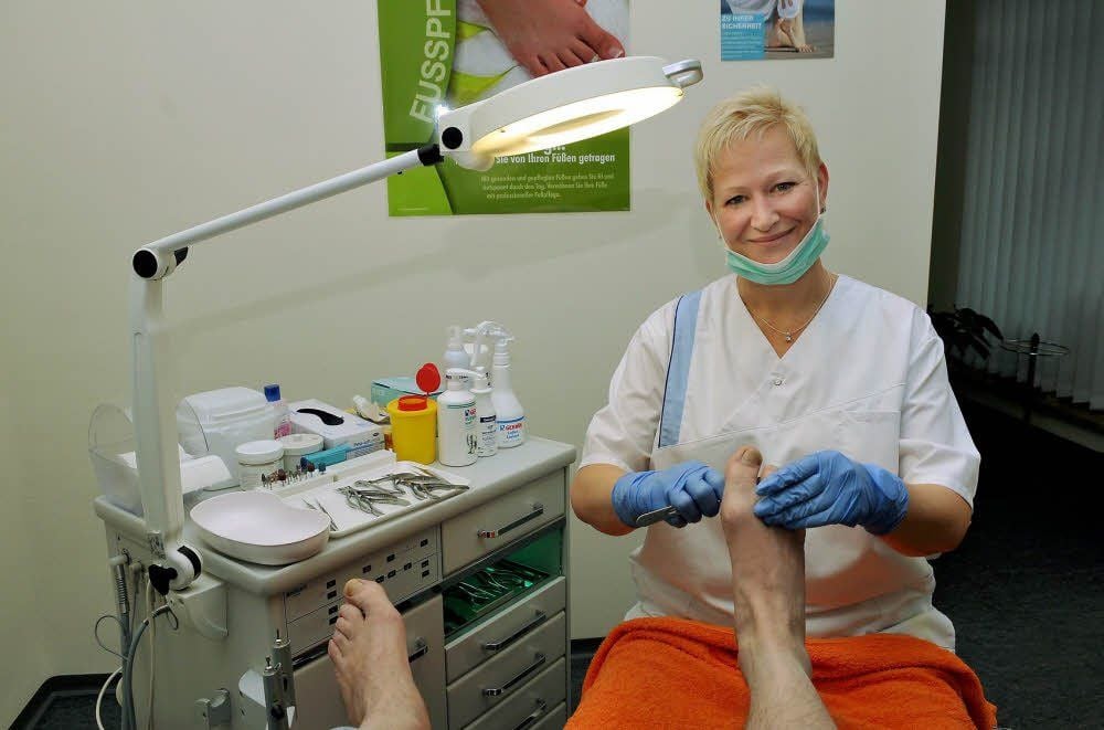 Füße vor! - So sehen Patienten Podologin Kerstin Pohl bei der Arbeit.