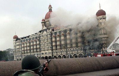 Rauchschwaden stehen am 29. November 2008 nach einem Terroranschlag über dem Taj Hotel in Mumbai (Indien). Jetzt wurden die Verantwortlichen zur Todesstrafe verurteilt. (FOTO: DPA)