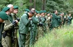 Polizeikette vor einem Waldstück in der Rostocker Heide während der Suche nach der vermissten Carolin. (Foto: dpa)