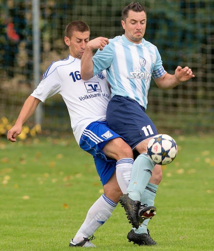 Andreas Kretzschmar (r.) und Brachstedts Ronny Lichtner lieferten sich schon im Hinspiel Duelle.