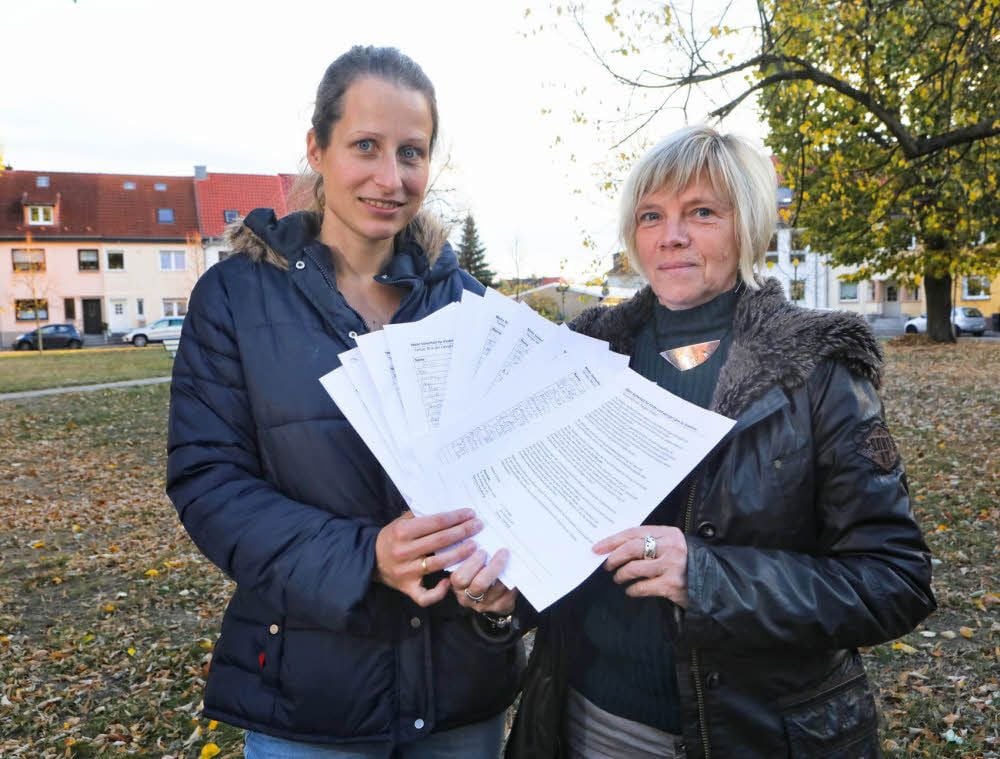 Franziska Widdel und Kerstin Schönemann haben Unterschriften für eine Tempo 30 Zone in der Ziebigker Straße gesammelt.