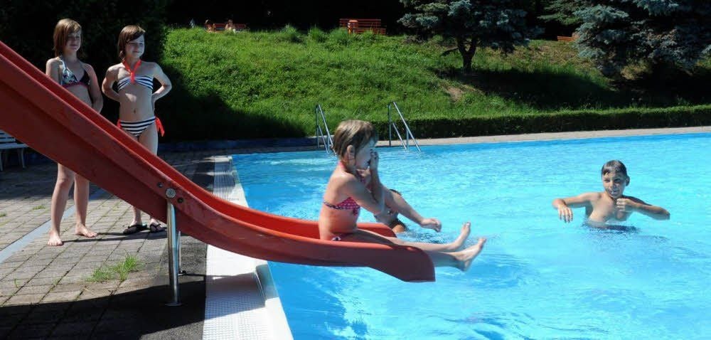 Mit Schwung rutscht diese kleine Dame in die Fluten des Gerbstedter Schwimmbeckens.