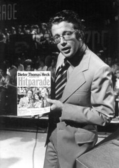Dieter Thomas Heck, Moderator und Erfinder des Schlagerklassikers «Hitparade», hält eine Hitparaden-Zeitschrift in die Höhe. (Foto: dpa)