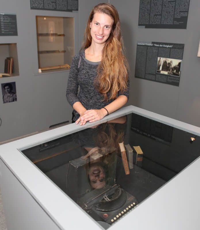 Bracha Zucker hat sich während ihres Kurzbesuchs in Weißenfels auch die Ausstellung zum Leben der Juden in der Stadt angesehen.