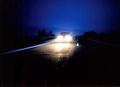 Strapazen für das menschliche Auge - bei Nachtfahrten wird es wegen der ungünstigen Lichtverhältnisse oft an die Grenzen seiner Leistungsfähigkeit gebracht. Schon geringe Sehprobleme wirken sich in solchen Situationen umso deutlicher aus. (Foto: dpa)