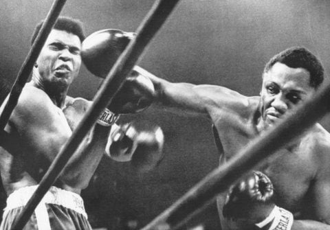 Muhammad Ali (l.) kassiert einen schweren Kopftreffer bei seiner legendären Niederlage am 8. März 1971 im Madison Square Garden gegen Joe Frazier. (FOTO: DPA)