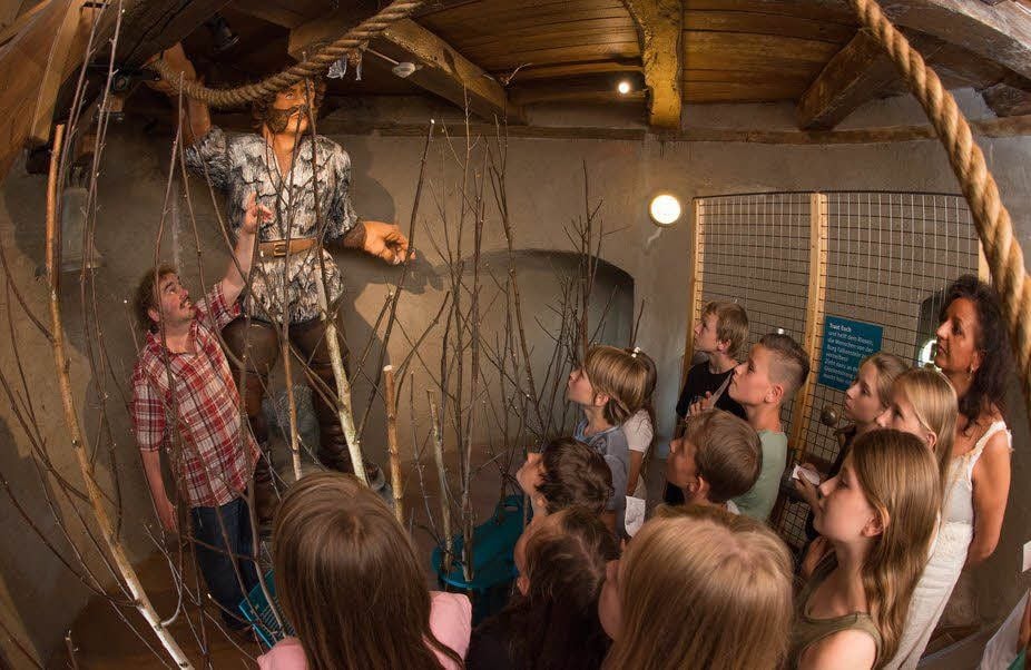 Der Riese hat seinen Platz hoch oben im Bergfried gefunden.