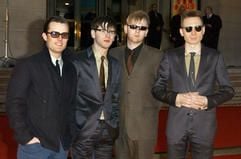 Edler Zwirn, lässige Pose: Der Kleidungsstil der britischen Rockband Franz Ferdinand prägt die Herrenmode in diesem Herbst. (Foto: dpa)