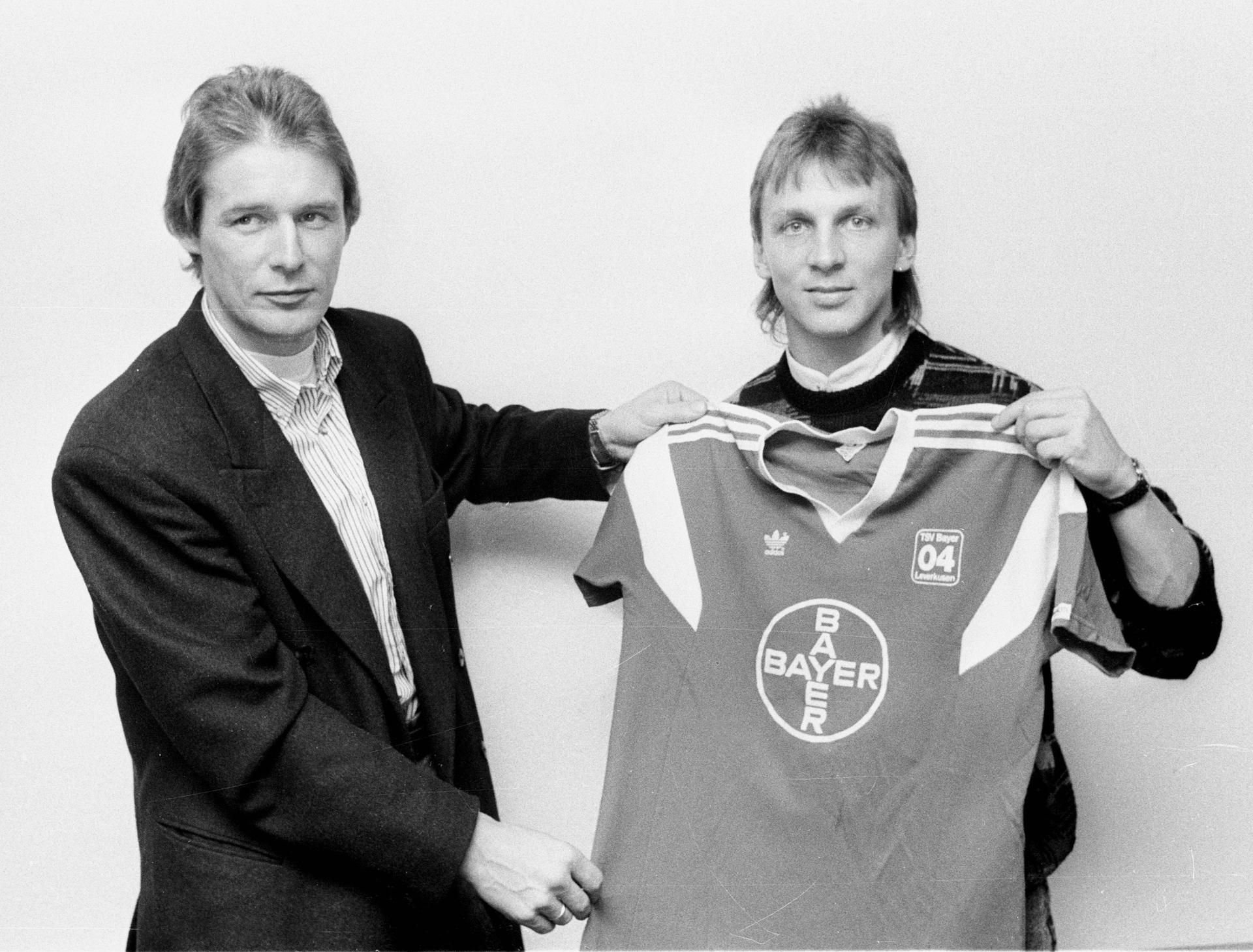 Andreas Thom (r.) bei seiner Vorstellung in Leverkusen mit Trainer Jürgen Gelsdorf.