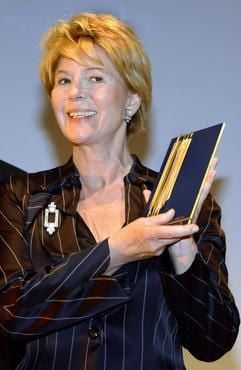 Die Schauspielerin Christiane Hörbiger zeigt am Donnerstag (19.05.2005) in Hamburg die soeben erhaltene «Goldene Feder» in der Kategorie «Schauspiel». (Foto: dpa)