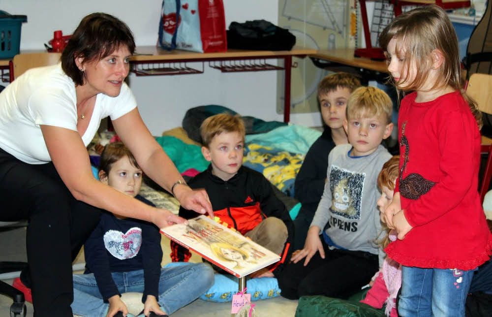 Schulleiterin Betty Riedel erläutert den Erstklässlern den Inhalt des Buches „Matti und das Wunder der Spitzbögen“.