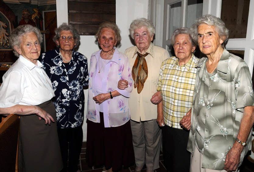 Die Kronjuwelen-Konfirmandinnen: Ilse Hoffmann, Gerda Diehl, Hildegard Knape, Edith Eder, Johanna Selewsky und Ilse Tubies (von links). Nicht auf dem Foto Margarethe Lubitz, die am Sonntag dann am Gottesdienst teilnahm. Alle Frauen sind aus Jessen.