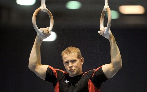 Der deutsche Turner Fabian Hambüchen wärmt sich auf beim Training an den Ringen während der Turn-Weltmeisterschaft in der Ahoy-Arena in Rotterdam (FOTO/ARCHIV: DPA)