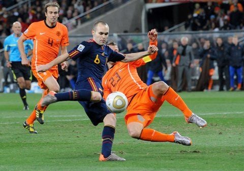 Andrés Iniesta trifft in der 116. Minute zum 1:0 (0:0) gegen die Niederlande. Die Spanier holen sich damit den WM-Pokal.