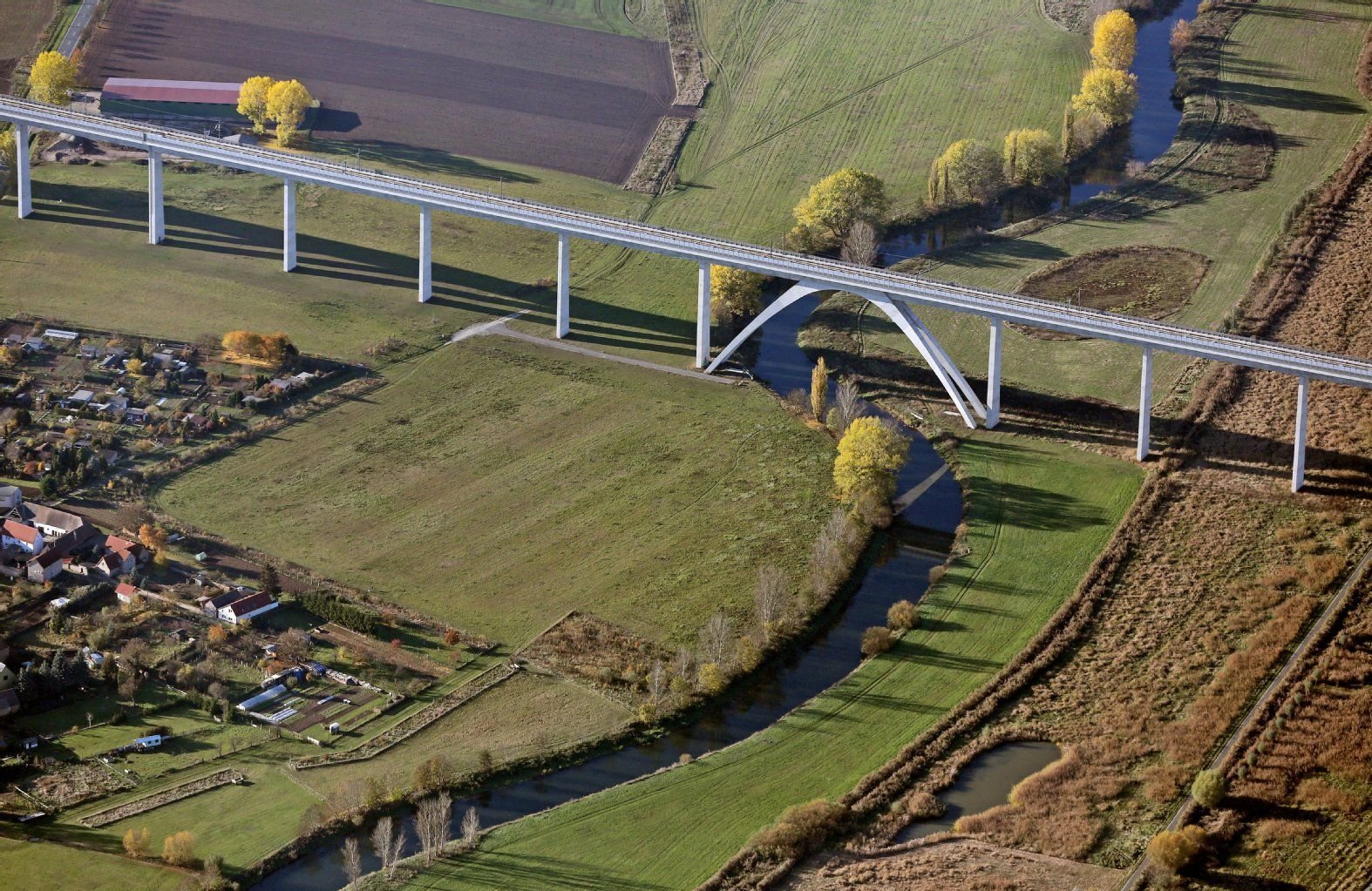 Die neue Unstruttalbrücke bei Karsdorf ist mit 2668 Metern zweitlängste Eisenbahnbrücke Deutschlands und Teil der ICE-Neubaustrecke Erfurt-Leipzig/Halle