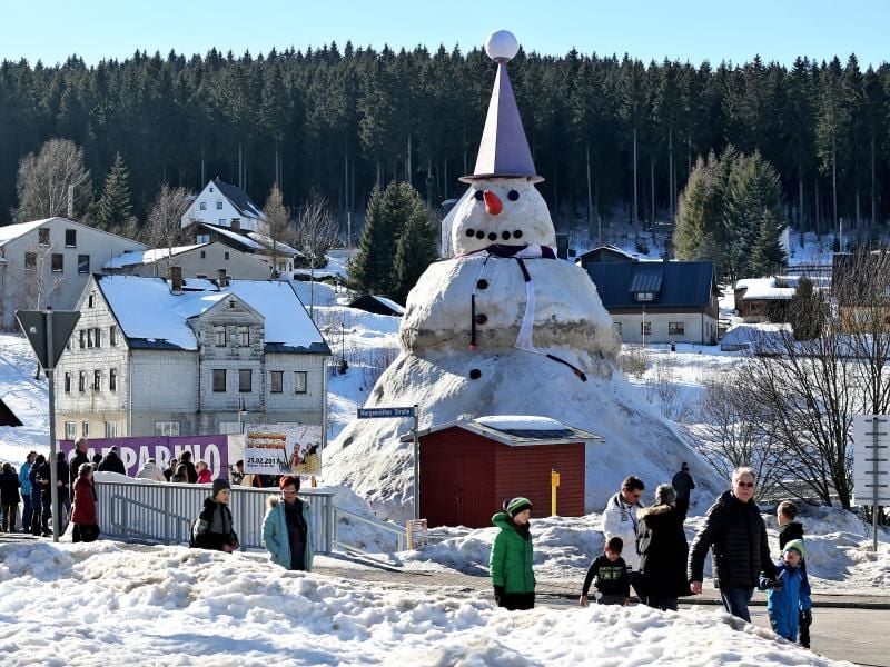 „Sapparino der Erschte” wird nicht ewig bleiben, doch fürs Erste thront er über dem Skigebiet im Vogtland. Foto: Jan Woitas
