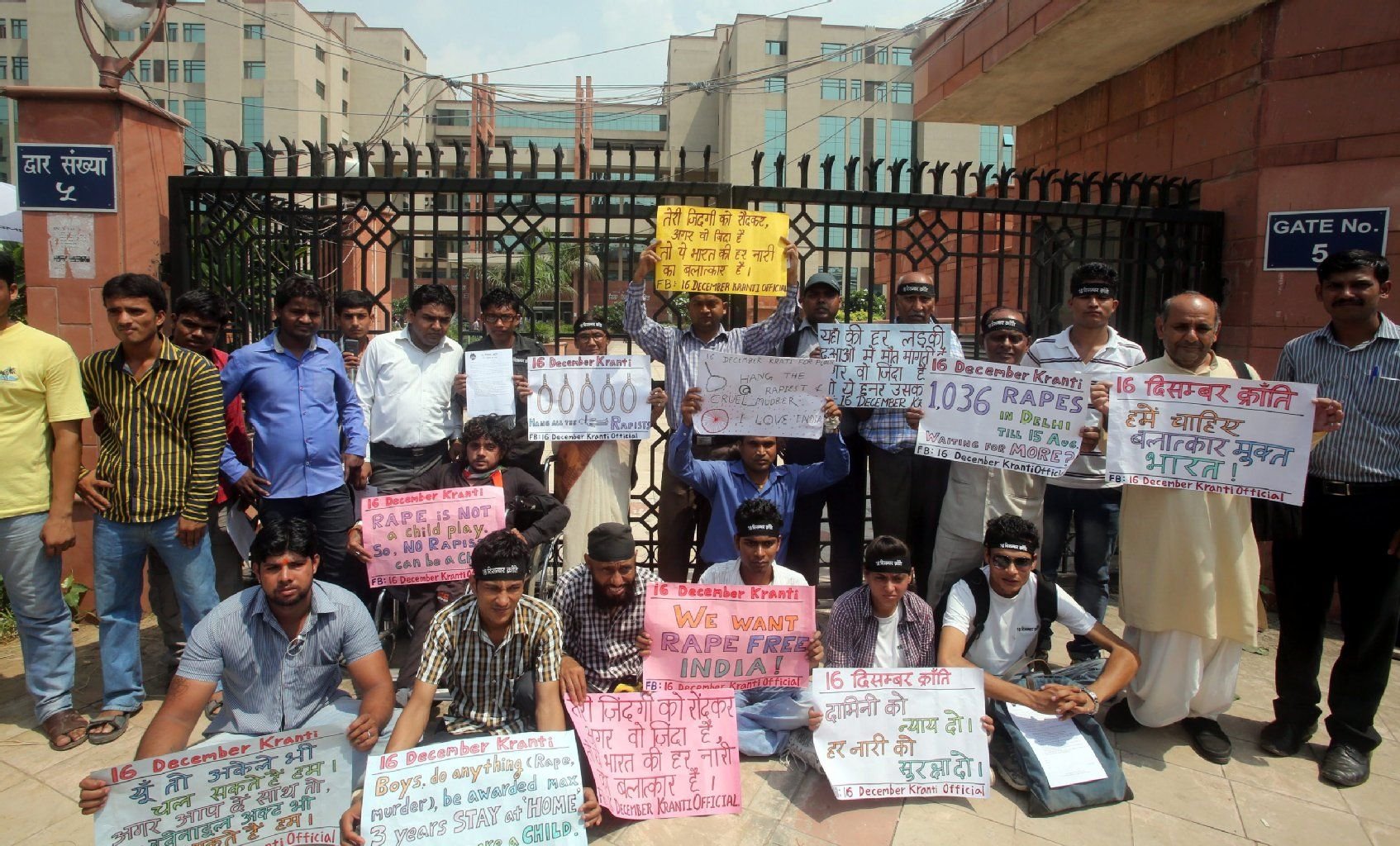 Demonstranten fordern nahe dem Gerichtsgebäude in Indiens Hauptstadt Neu Delhi die Todesstrafe für die angeklagten Vergewaltiger einer 23-jährigen Studentin.