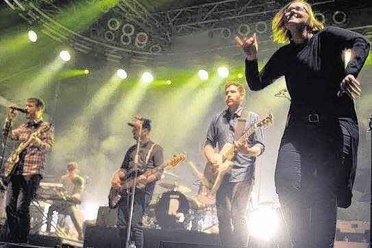 Gebärdensprachdolmetscherin Laura Schwengber in Aktion beim Konzert mit der Band Revolverheld