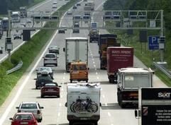 «Statt Energie sparende Motoren zu entwickeln, baut die Industrie Wagen mit der Leistung mehrerer Kavallerieregimenter», kritisierte Troge. (Archivfoto: dpa