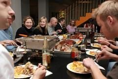 Mitglieder der Wohngemeinschaft «WG Café» essen (Foto: dpa)