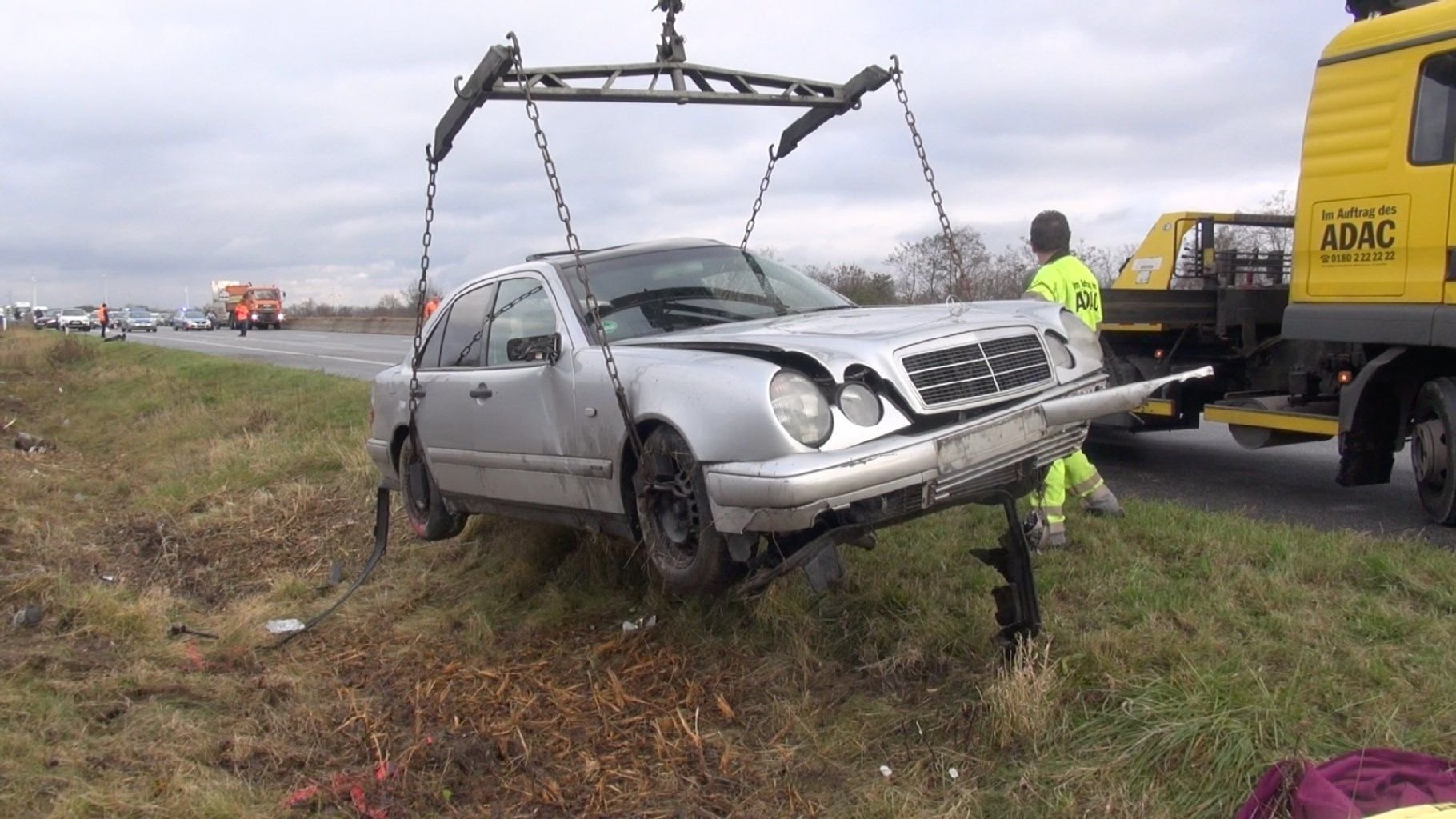Auf der A9 zwischen Dessau-Süd und Wolfen hat der Wintereinbruch zu einem ganz besonders tragischen Unfall geführt.