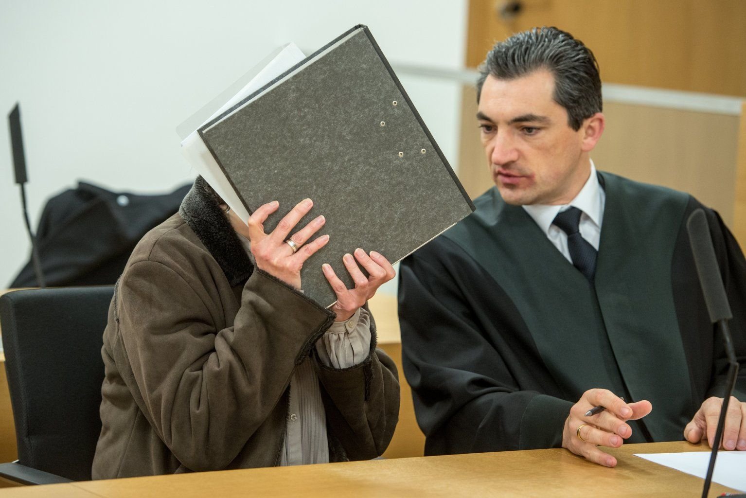 Die Angeklagte wurde für den Mord an ihrem Ehemann zu zehn jahren Haft verurteilt.