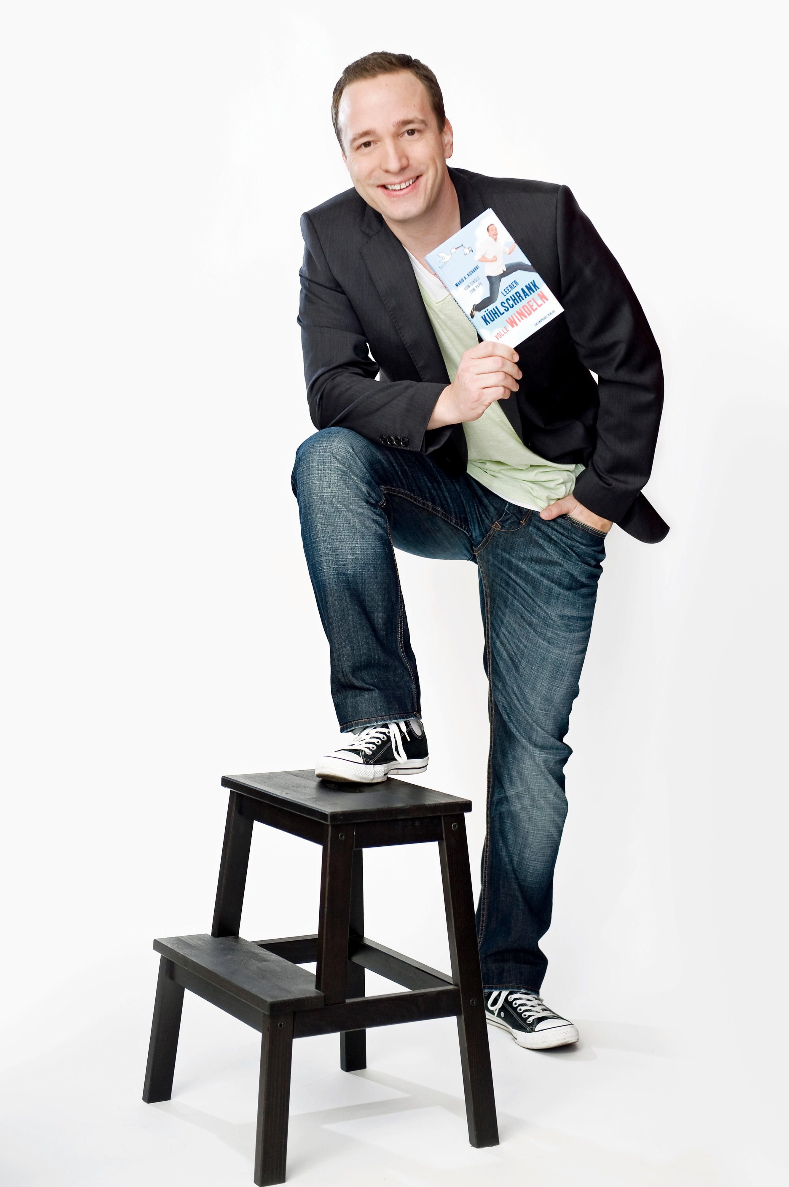 "Mach Dich ran"-Moderator Mario D. Richard mit einem seiner früheren Bücher.