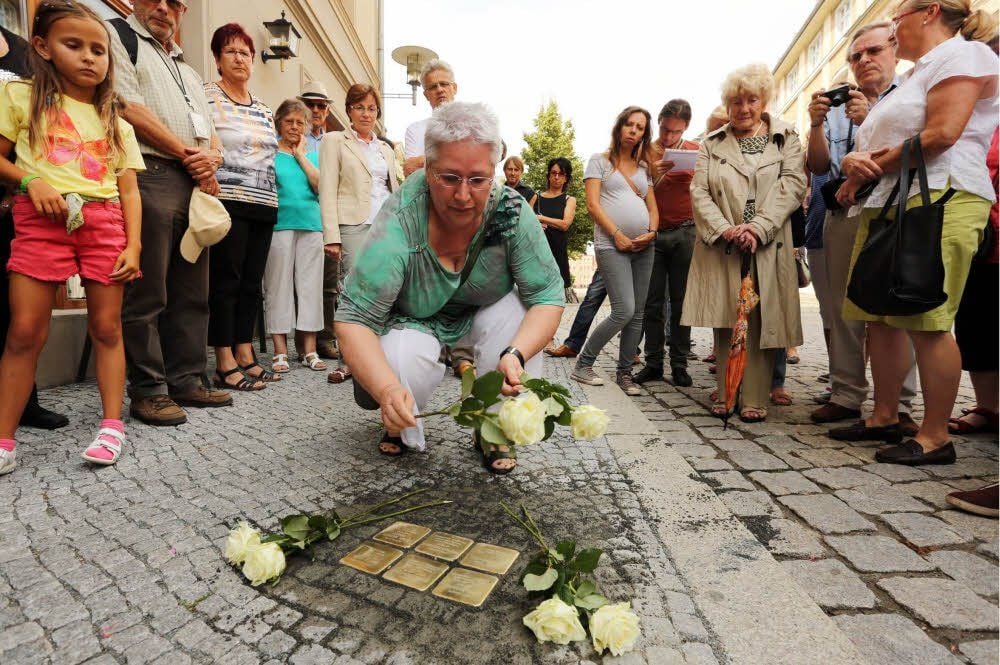 Weiße Rosen wurden an die Stolpersteine gelegt.