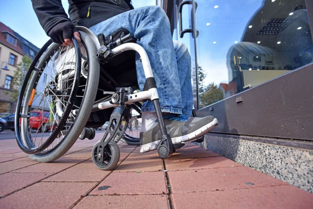 Viele Geschäfte haben am Eingang Stufen - eine Hürde für Rollstuhlfahrer.