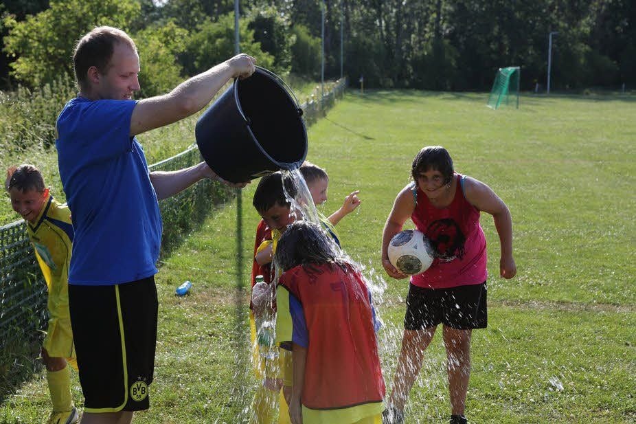 Abkühlung: Nach dem Training gibt es beim SV Großgrimma bei sommerlichen Temperaturen Wasserduschen für alle.