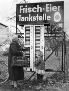 Eine Frau und ein Mädchen kaufen im Jahr 1962 in Hannover an einer so genannten Frisch-Eier-Tankstelle einen Karton mit frischen Hühnereiern. (Foto: dpa)