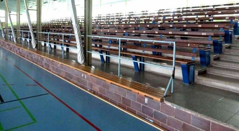 Die Prallwände sollen Zuschauer auf der Tribüne schützen.