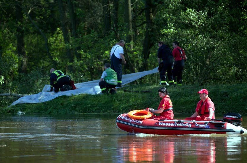 Vor allem Feuerwehrleute aus Annaburg waren im Einsatz. Angehörige der Wasserwacht Falkenberg transportierten Sandsäcke und Material heran.