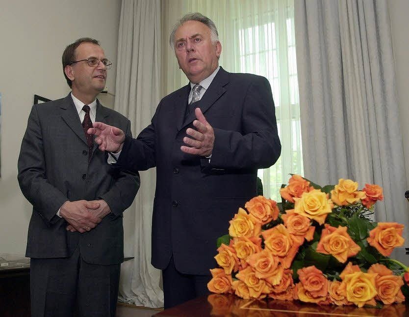 Stabwechsel in der Staatskanzlei im Jahr 2002: Nach der Wahlniederlage der SPD wurde Wolfgang Böhmer neuer Ministerpräsident